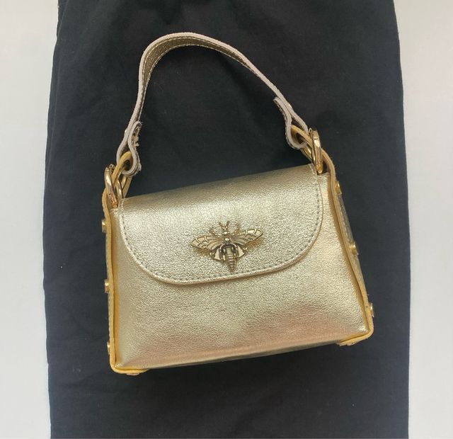 Bolso de fiesta dorado con abeja