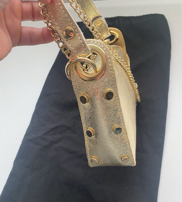 Bolso de fiesta dorado con abeja