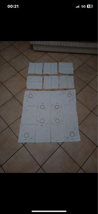 Tovaglietta da tè e 6 tovagliette all'uncinetto