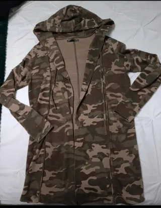 Chaqueta camuflaje con capucha