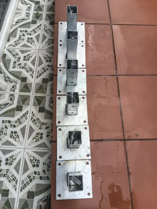 Bases metálicas para postes 4.5 cm
