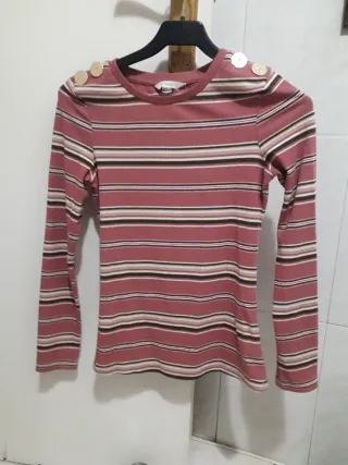 Camiseta rayas cuello redondo botones hombro