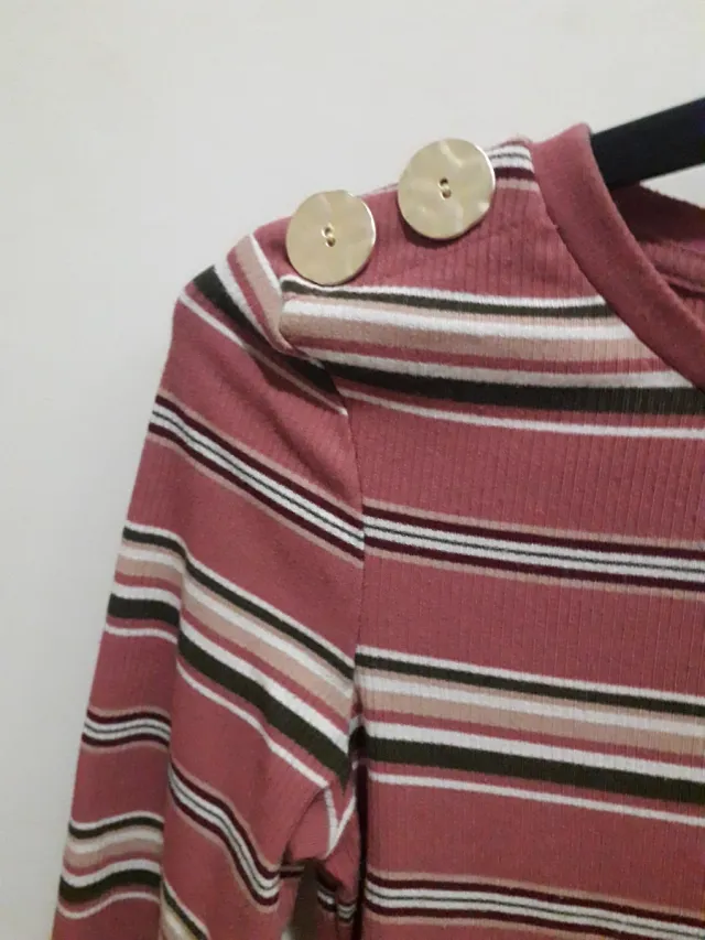 Camiseta rayas cuello redondo botones hombro