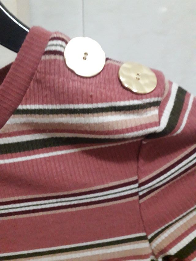 Camiseta rayas cuello redondo botones hombro