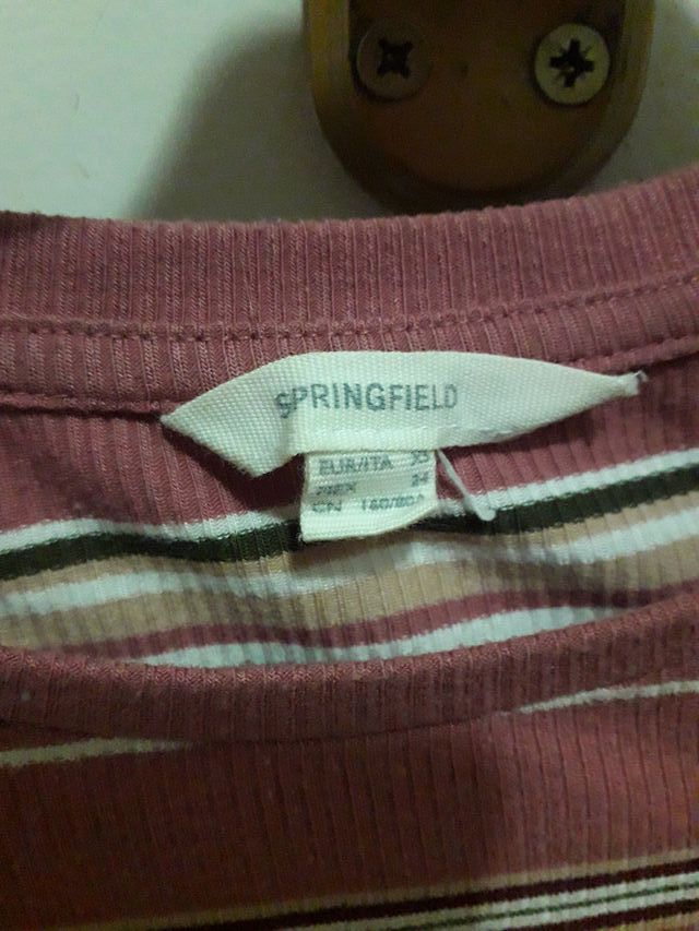 Camiseta rayas cuello redondo botones hombro