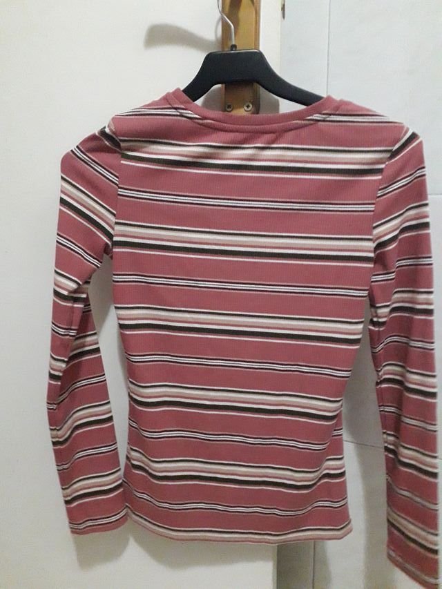 Camiseta rayas cuello redondo botones hombro