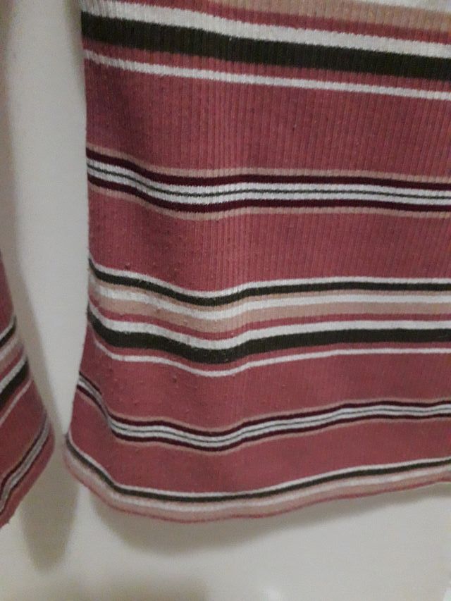 Camiseta rayas cuello redondo botones hombro