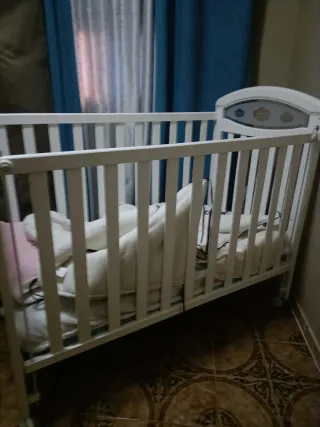 Cuna de bebé blanca