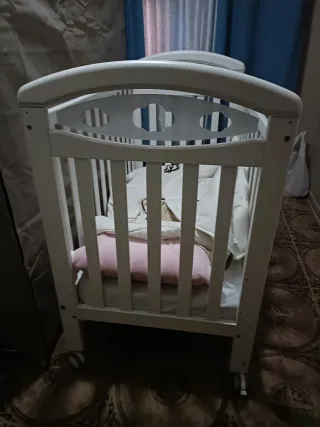 Cuna de bebé blanca