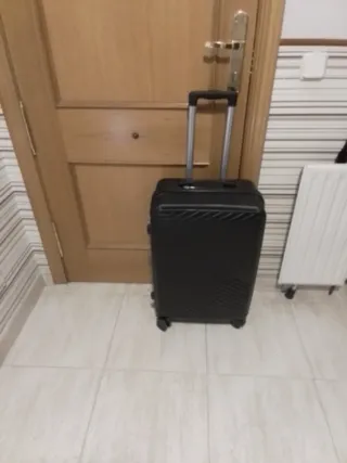 Maleta negra de viaje