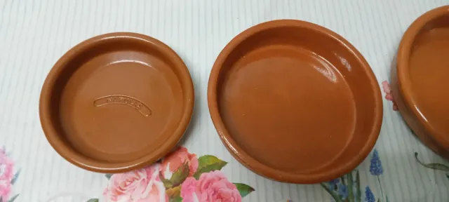 Tres cazuelas de barro
