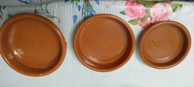 Tres cazuelas de barro