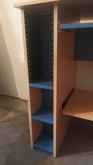 Escritorio madera clara y azul