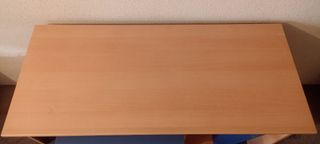 Escritorio madera clara y azul