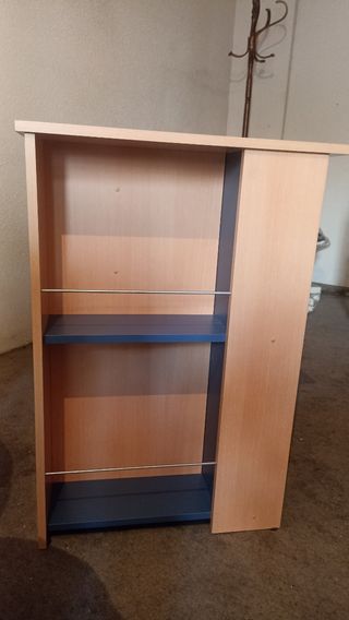 Escritorio madera clara y azul