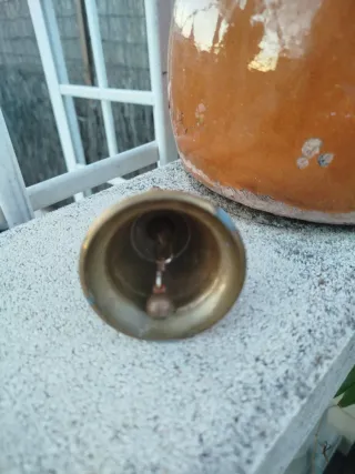 Campana de latón decorada