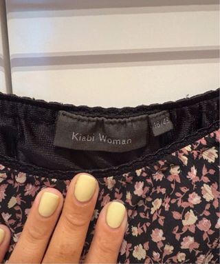 Falda Kiabi floral negra y rosa talla 46