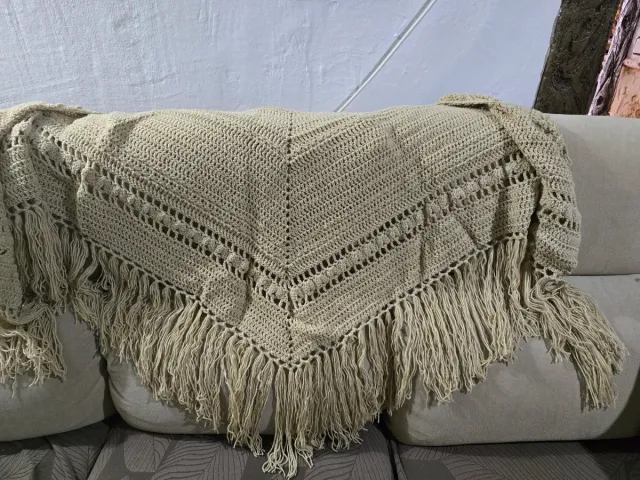 Toca de crochet beige con flecos hecha a mano