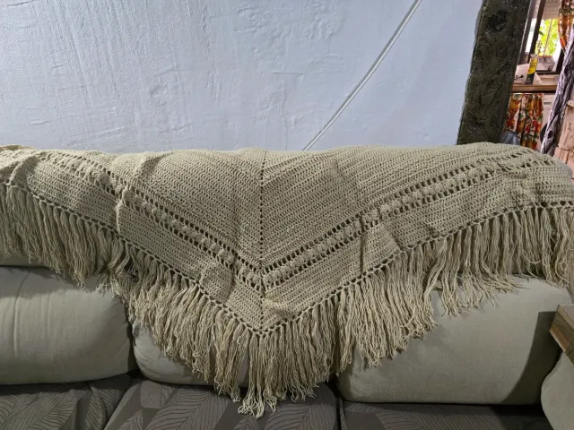 Toca de crochet beige con flecos hecha a mano