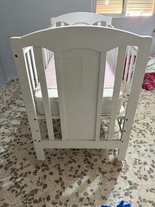 Cuna de madera blanca