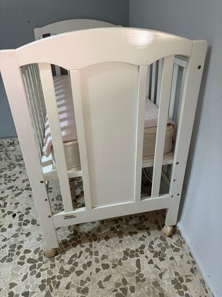 Cuna de madera blanca