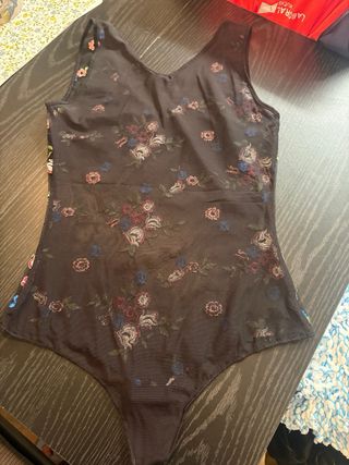 Body de encaje negro con bordado floral