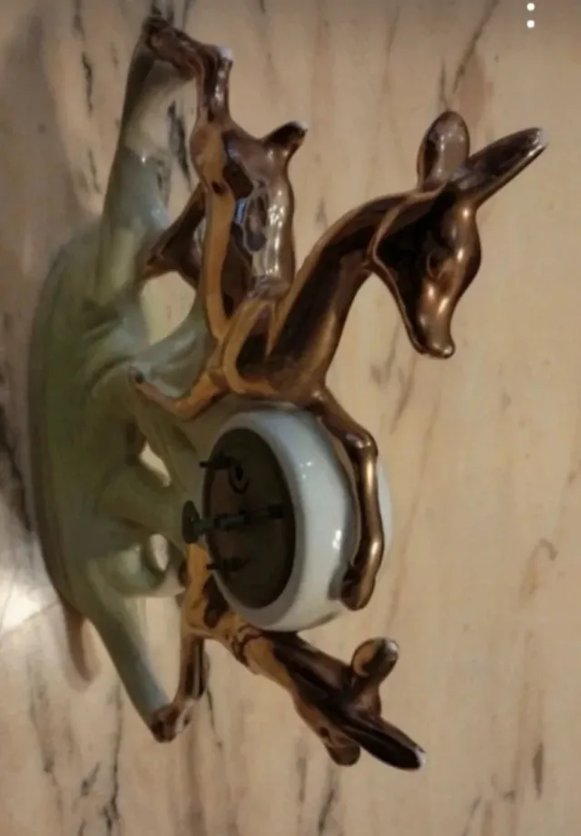 Orologio antico in ceramica e metallo