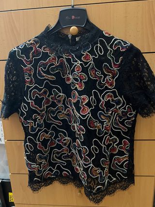 Blusa encaje negra bordada