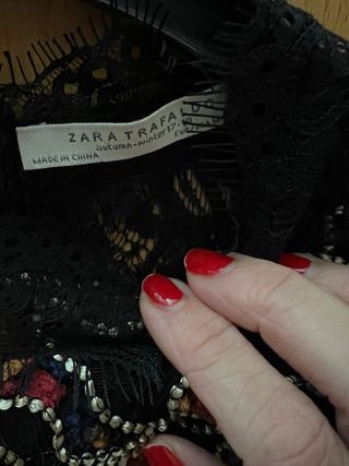 Blusa encaje negra bordada