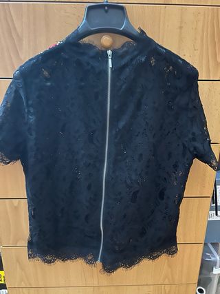 Blusa encaje negra bordada
