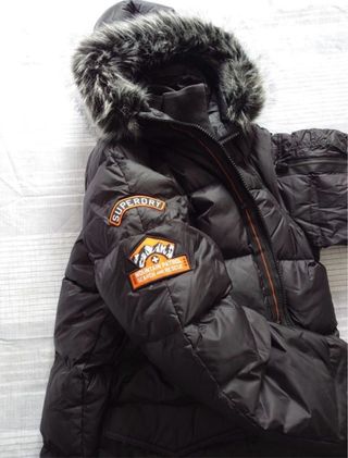 Abrigo Superdry Negro con Capucha y Parches