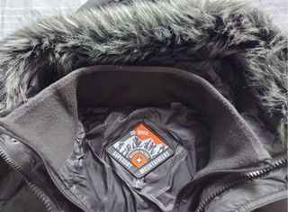 Abrigo Superdry Negro con Capucha y Parches