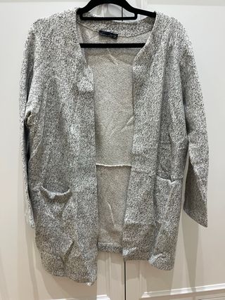 Chaqueta Zara gris y blanca