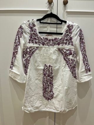 Blusa bordada blanca y morada