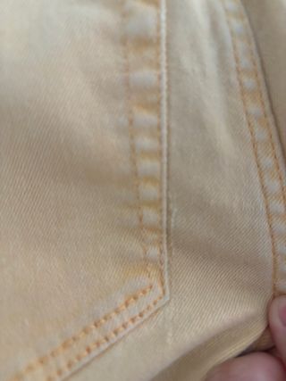 Pantalón jean kick flare acampanado y anaranjado 