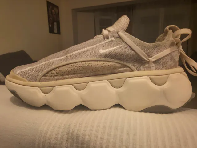 Zapatillas Nike Beige y Blancas