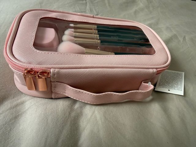 Neceser con brochas de maquillaje