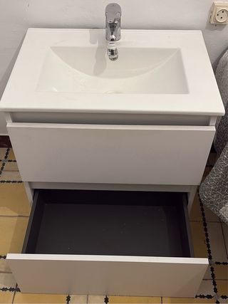 Lavabo colgante gris y blanco