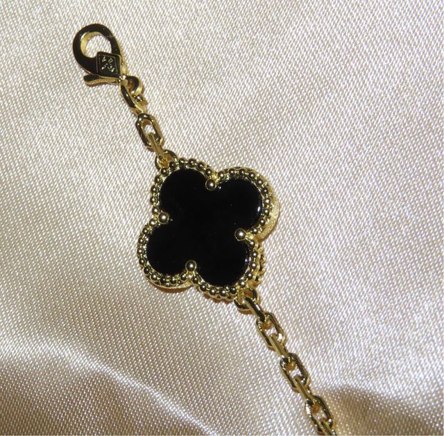 Pulsera Van Cleef dorada negra