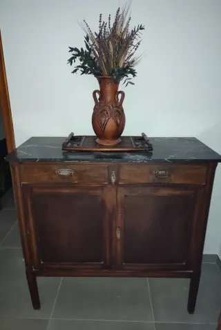 Cómoda antigua con mármol