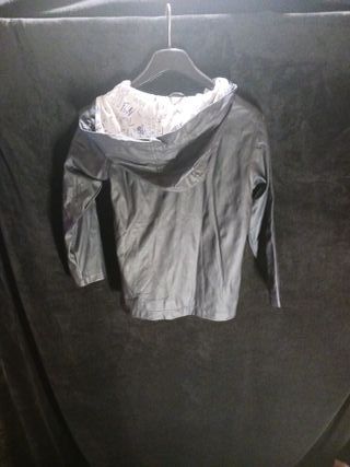 Chubasquero negro con forro estampado