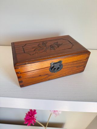 Caja de madera tallada con cierre metálico