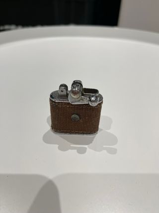 Encendedor antiguo con funda de tela
qiang lo 96.5