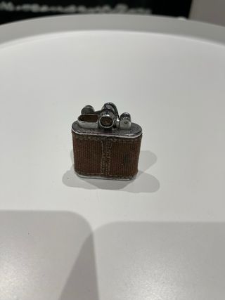 Encendedor antiguo con funda de tela
qiang lo 96.5