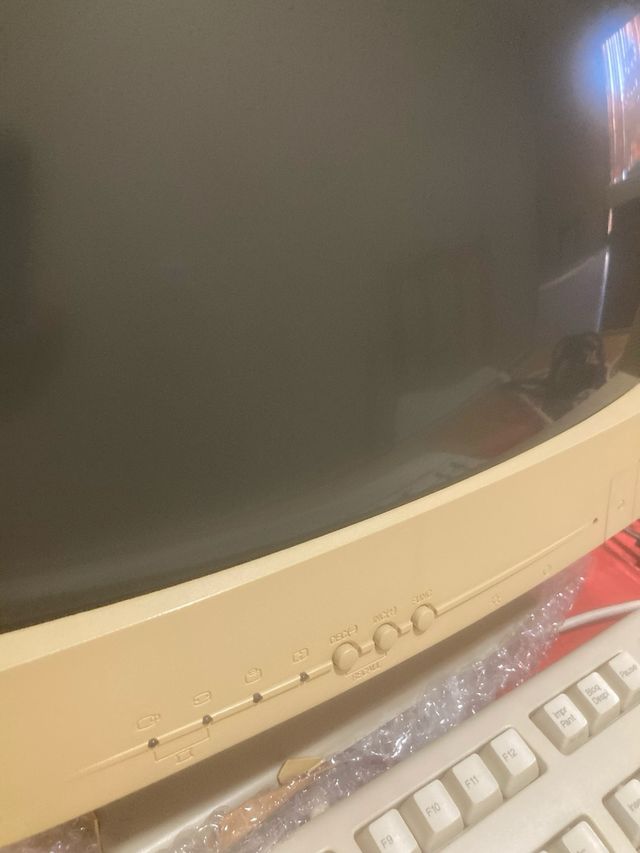 Ordenador antiguo beige con detalles morados