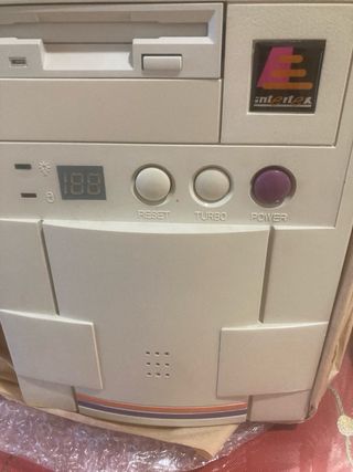 Ordenador antiguo beige con detalles morados