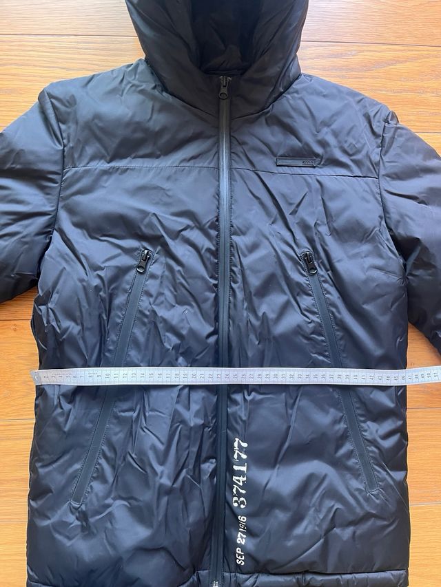 Giubbotto nero con cappuccio