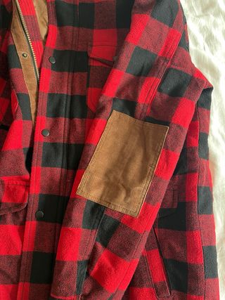 Abrigo Bershka cuadros rojo y negro