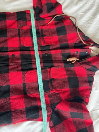 Abrigo Bershka cuadros rojo y negro