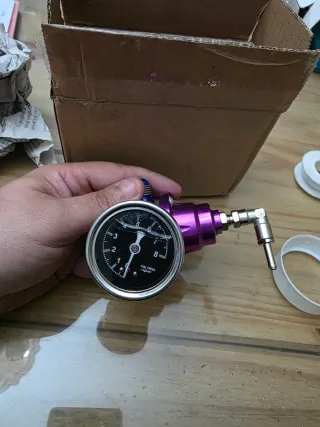 Regulador de presión de combustible púrpura
